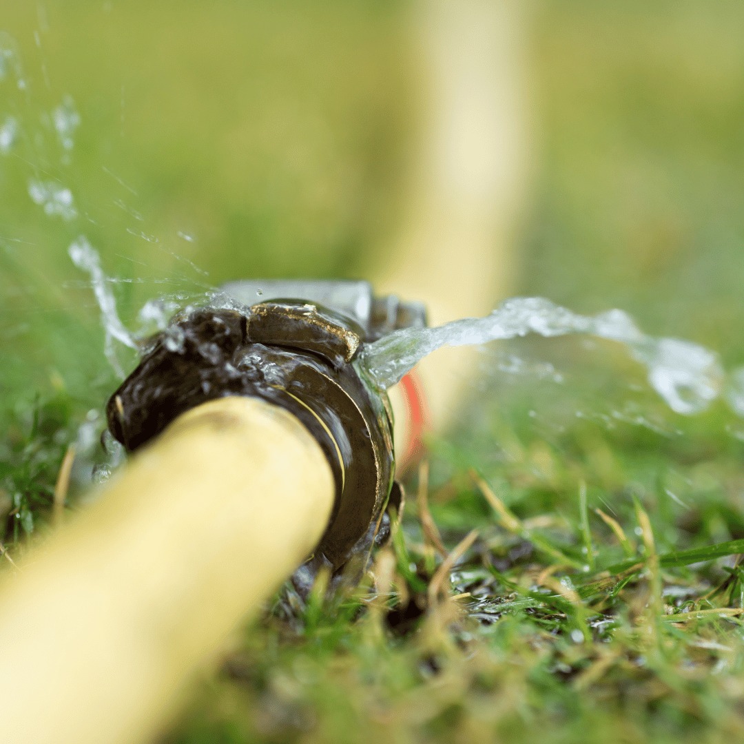 Teléfono de un fontanero para localizar y reparar una fuga de agua